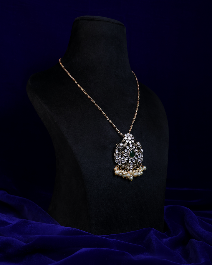 Floral Finesse Meets Vintage Elegance