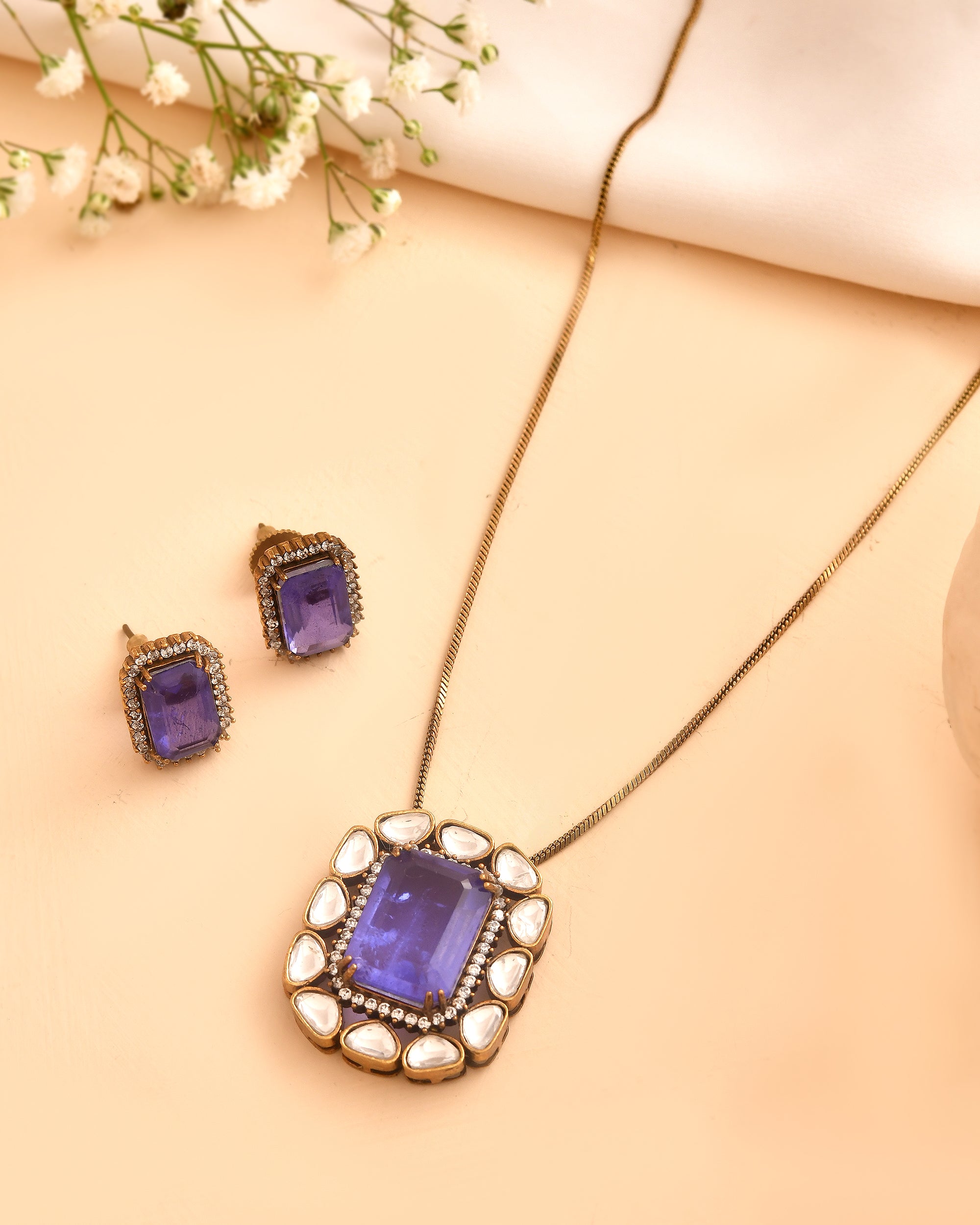 Neelam Glow Necklace Set
