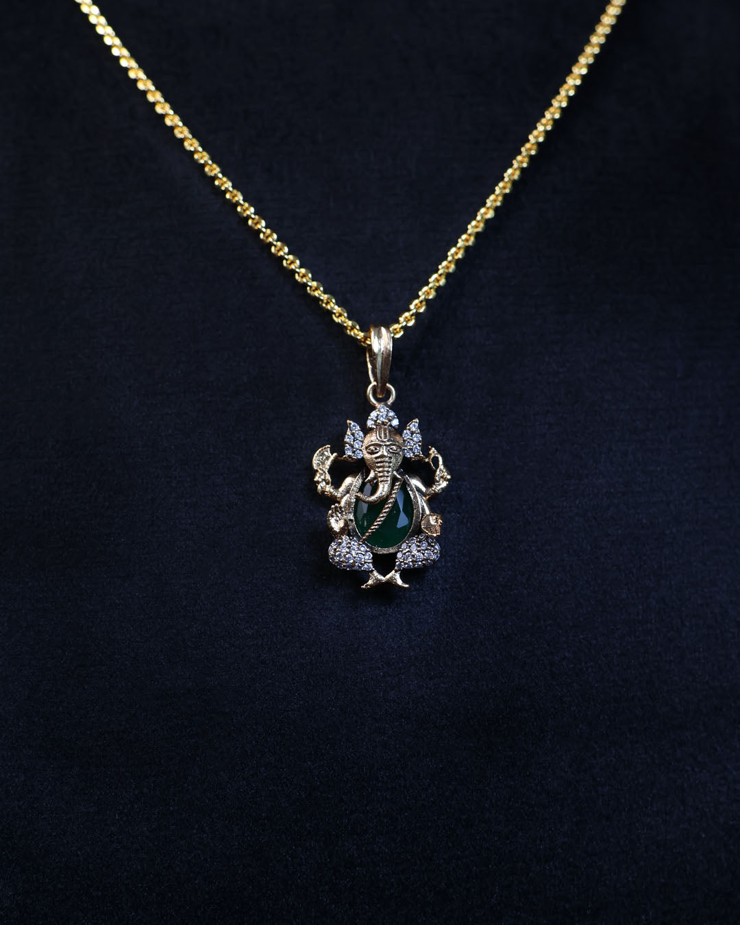 Ganesh Pendant Set with Minimal Detailing