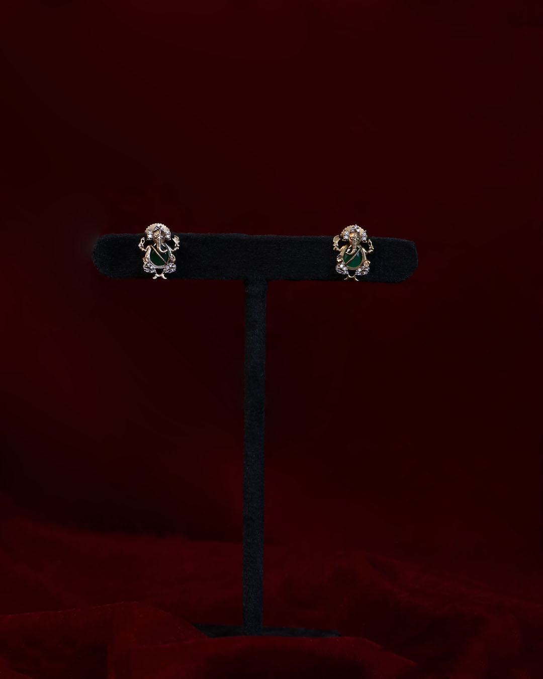 Ganesh Pendant Set with Minimal Detailing